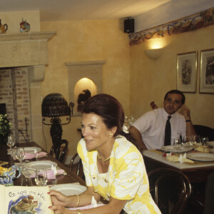 Il vivait près de chez son frère, lui-même vigneron.
Bernard Pivot à l'entrée du restaurant Le Coq au vin. Août 1991 © Alain Canu via Bestimage