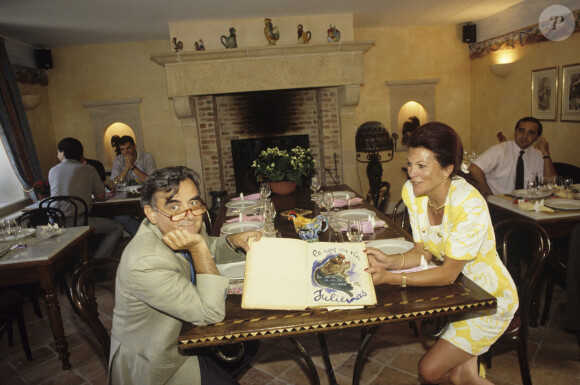 Il vivait près de chez son frère, lui-même vigneron.
Bernard Pivot à l'entrée du restaurant Le Coq au vin. Août 1991 © Alain Canu via Bestimage