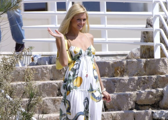 L'héritière américaine Paris Hilton quitte le luxueux hôtel Eden Roc pour se rendre à son photocall au Carlton Pier lors du 58e Festival de Cannes, à Cannes, dans le sud de la France, le 13 mai 2005. Paris Hilton a dû se déchausser avant de monter à bord. Photo par Hahn/Nebinger/Klein/ABACA