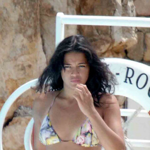 L'actrice américaine Michelle Rodriguez profite du soleil et de la mer, alors qu'elle séjourne avec ses amis à l'hôtel Eden Roc du Cap d'Antibes, lors du 60e Festival international du film de Cannes, le 25 mai 2007. Photo par ABACAPRESS.COM