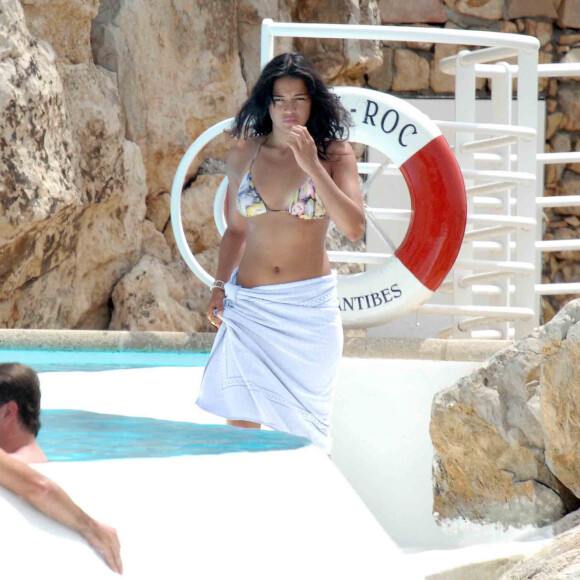 L'actrice américaine Michelle Rodriguez profite du soleil et de la mer, alors qu'elle séjourne avec ses amis à l'hôtel Eden Roc du Cap d'Antibes, lors du 60e Festival international du film de Cannes, le 25 mai 2007. Photo par ABACAPRESS.COM