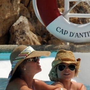 Lindsay Lohan s'amuse en prenant un bain de soleil dans la piscine de l'hôtel Eden Roc à Antibes, France, lors du 61ème Festival de Cannes, le 25 mai 2008. Photo par ABACAPRESS.COM
