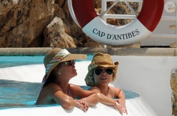 Lindsay Lohan s'amuse en prenant un bain de soleil dans la piscine de l'hôtel Eden Roc à Antibes, France, lors du 61ème Festival de Cannes, le 25 mai 2008. Photo par ABACAPRESS.COM