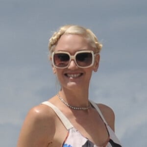 Gwen Stefani quitte le bateau ancré devant Cannes lors du 64ème Festival de Cannes et arrive à l'hôtel Eden Roc où elle salue les fans et les photographes. Cannes, France le 15 mai 2011. Photo par ABACAPRESS.COM