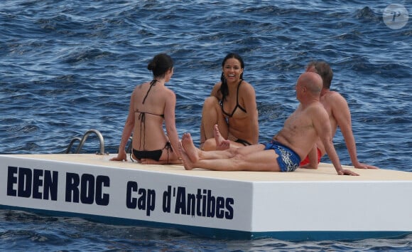 L'actrice américaine Michelle Rodriguez profite de la piscine de l'hôtel Eden Roc lors du 65e Festival international du film de Cannes, à Antibes, dans le sud de la France, le 23 mai 2012. Photo par ABACAPRESS.COM