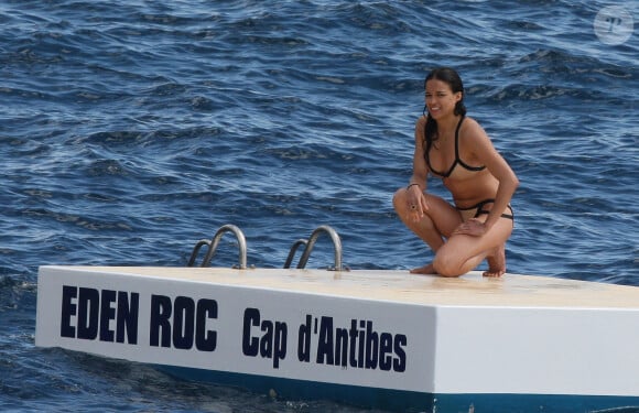 L'actrice américaine Michelle Rodriguez profite de la piscine de l'hôtel Eden Roc lors du 65e Festival international du film de Cannes, à Antibes, dans le sud de la France, le 23 mai 2012. Photo par ABACAPRESS.COM