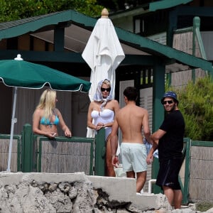 Pamela Anderson et son mari Rick Salomon sont aperçus au bord de la piscine avec quelques amis à l'hôtel Eden Roc à Antibes, dans le sud de la France, le 16 mai 2014. Photo par ABACAPRESS.COM