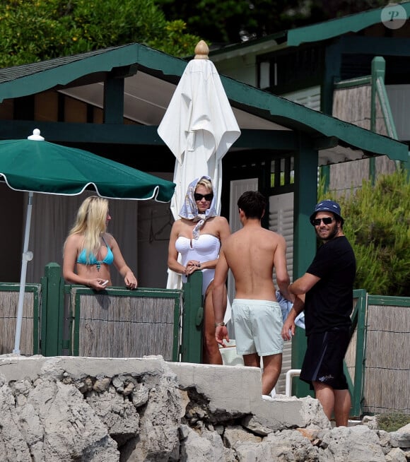 Pamela Anderson et son mari Rick Salomon sont aperçus au bord de la piscine avec quelques amis à l'hôtel Eden Roc à Antibes, dans le sud de la France, le 16 mai 2014. Photo par ABACAPRESS.COM