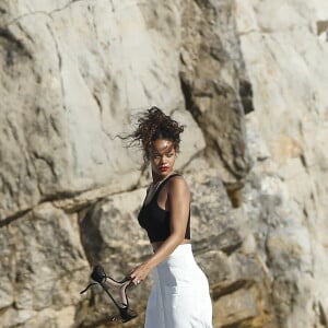 La chanteuse barbadienne Rihanna est vue quittant le luxueux yacht 'Galaxy' pour rejoindre l'hôtel Eden Roc à Antibes, dans le sud de la France, le 3 septembre 2014. Rihanna est actuellement en croisière sur la mer Méditerranée avec des amis. Photo par ABACAPRESS.COM
