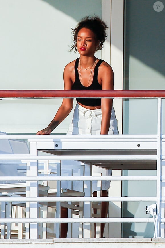 On peut y venir en bateau, comme Rihanna, et grâce à ce moyen de transport, la Croisette n'est qu'à 15 minutes.
La chanteuse barbadienne Rihanna est vue quittant le luxueux yacht 'Galaxy' pour rejoindre l'hôtel Eden Roc à Antibes, dans le sud de la France, le 3 septembre 2014. Rihanna est actuellement en croisière sur la mer Méditerranée avec des amis. Photo par ABACAPRESS.COM