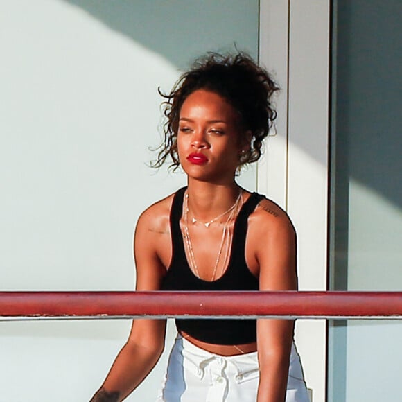 On peut y venir en bateau, comme Rihanna, et grâce à ce moyen de transport, la Croisette n'est qu'à 15 minutes.
La chanteuse barbadienne Rihanna est vue quittant le luxueux yacht 'Galaxy' pour rejoindre l'hôtel Eden Roc à Antibes, dans le sud de la France, le 3 septembre 2014. Rihanna est actuellement en croisière sur la mer Méditerranée avec des amis. Photo par ABACAPRESS.COM