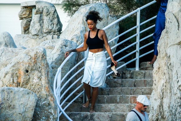 La chanteuse barbadienne Rihanna est vue quittant le yacht de luxe 'Galaxy' pour rejoindre l'hôtel Eden Roc à Antibes, dans le sud de la France, le 3 septembre 2014. Rihanna est actuellement en croisière sur la mer Méditerranée avec des amis. Photo par ABACAPRESS.COM