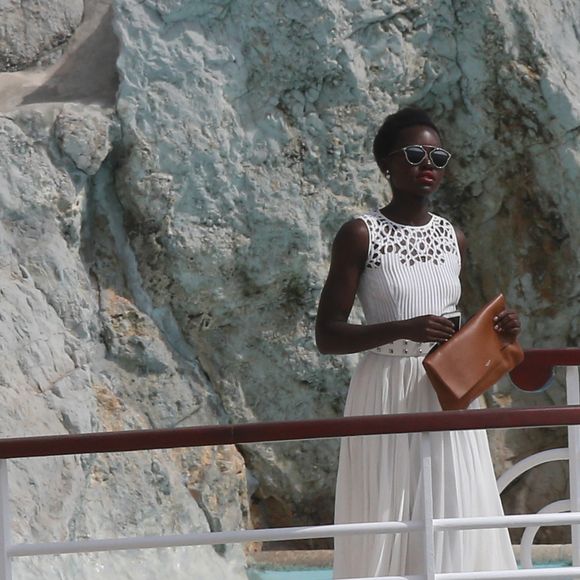 Lupita Nyong'o est vue à l'hôtel Eden Roc avec une amie à Antibes, en France, le 14 mai 2015, dans le cadre du 68e Festival de Cannes. Photo par ABACAPRESS.COM