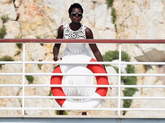 Lupita Nyongo est vue à l'hôtel Eden Roc avec une amie à Antibes, en France, le 14 mai 2015, dans le cadre du 68e Festival de Cannes. Photo par ABACAPRESS.COM