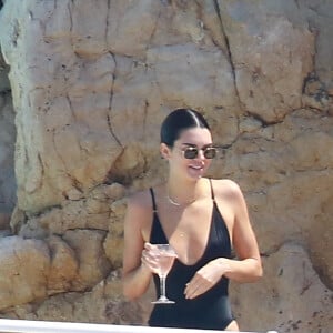 Kendall Jenner s'ébat dans la piscine de l'Eden Roc à Antibes, en France. Photo par ABACAPRESS.COM