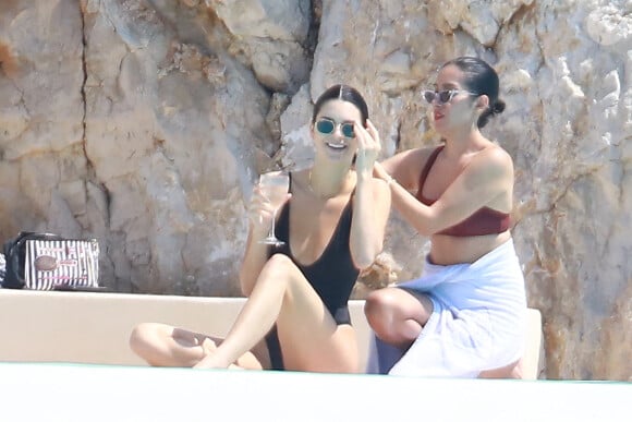 Kendall Jenner s'ébat dans la piscine de l'Eden Roc à Antibes, en France. Photo par ABACAPRESS.COM