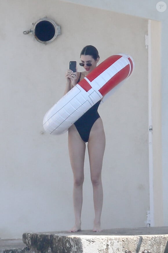 Kendall Jenner s'ébat dans la piscine de l'Eden Roc à Antibes, en France. Photo par ABACAPRESS.COM