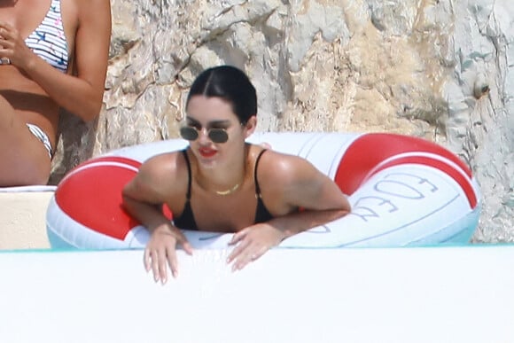 Durant le Festival de Cannes, il devient un repaire de stars.
Cannes, Kendall Jenner s'ébat dans la piscine de l'Eden Roc ABACAPRESS.COM
