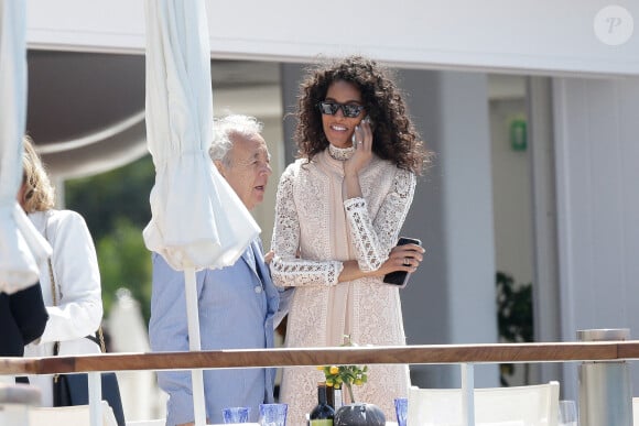 Cindy Bruna et le photographe Gilles Bensimon à l'hôtel Eden Roc lors du Festival de Cannes 2019 à Antibes, en France, le 16 mai 2019. Photo par Thibaud MORITZ/ABACAPRESS.COM