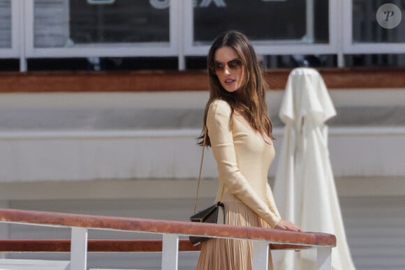 Alessandra Ambrosio profite d'un moment à l'hôtel Cap Eden Roc avec Matheus Mazzafera à Antibes le 19 mai 2023 lors du Festival de Cannes. Photo par ABACAPRESS.COM