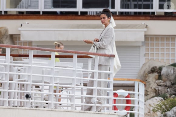 Sara Sampaio profite d'un moment à l'hôtel Cap Eden Roc le 19 mai 2023 lors du 76e Festival de Cannes à Antibes, en France. Photo par ABACAPRESS.COM