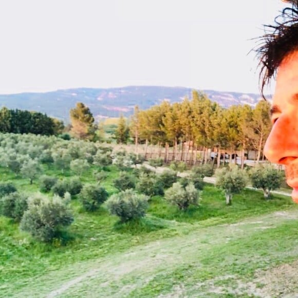 Patrick Bruel dans son domaine de Leos à L'Isle-sur-la Sorgue dans le Vaucluse