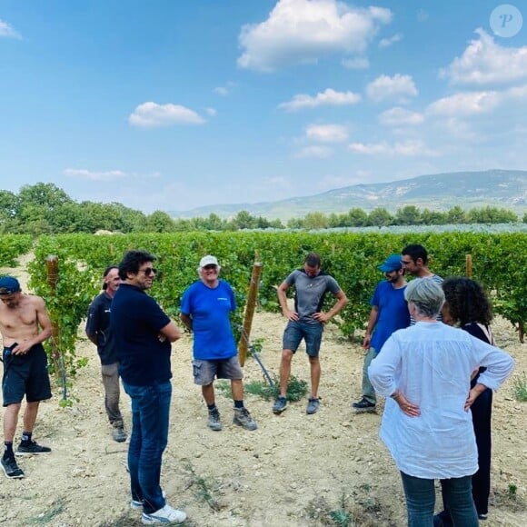 Patrick Bruel dans son domaine de Leos à L'Isle-sur-la Sorgue dans le Vaucluse