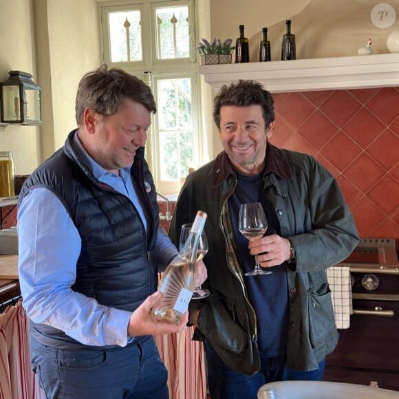 Il est aujourd'hui à la tête d'un immense domaine et vend des produits aussi divers que des vins, des confitures ou de l'huile d'olive.
Patrick Bruel dans son domaine de Leos à L'Isle-sur-la Sorgue dans le Vaucluse