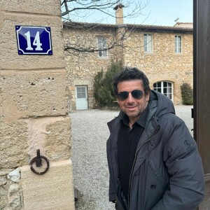 Patrick Bruel dans son domaine de Leos à L'Isle-sur-la Sorgue dans le Vaucluse. Le chiffre 14 est son chiffre porte-bonheur.