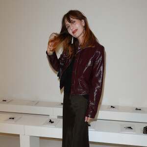 Lolita Chammah au front row du défilé Alexis Mabille collection Haute Couture Automne/Hiver 2023/24 lors de la Fashion Week de Paris (PFW), au salon de Christie's à Paris, France, le 4 juillet 2023. © Coadic Guirec//Bestimage 