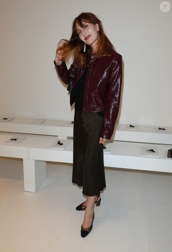 Lolita Chammah au front row du défilé Alexis Mabille collection Haute Couture Automne/Hiver 2023/24 lors de la Fashion Week de Paris (PFW), au salon de Christie's à Paris, France, le 4 juillet 2023. © Coadic Guirec//Bestimage 