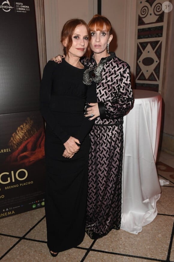 L'actrice et fille d'Isabelle Huppert a perdu un enfant
Isabelle Huppert, Lolita Chammah - After de la première du film "Caravage" en marge de la 17ème édition du festival du film de Rome le 18 octobre 2022.
