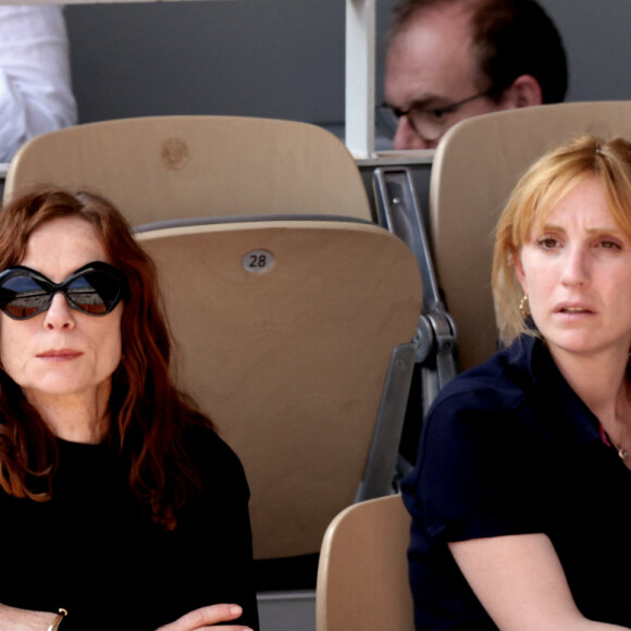 Isabelle Huppert avec sa fille Lolita Chammah et son petit fils Gabriel - Les célébrités dans les tribunes lors des internationaux de France de Tennis de Roland Garros 2022 à Paris, France, le 2 juin 2022. © Dominique Jacovides/Bestimage 
