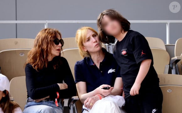 Isabelle Huppert avec sa fille Lolita Chammah et son petit fils Gabriel - Les célébrités dans les tribunes lors des internationaux de France de Tennis de Roland Garros 2022 à Paris, France, le 2 juin 2022. © Dominique Jacovides/Bestimage 