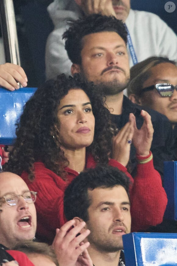 Sabrina Ouazani et Kev Adams - Célébrités dans les tribunes de la demi-finale retour de Ligue des champions entre le PSG face au Borussia Dortmund (0-1) au Parc des Princes à Paris le 7 mai 2024. © Cyril Moreau/Bestimage