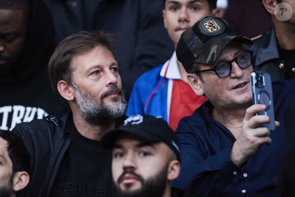 Nicolas Duvauchelle et Benoît Magimel - Célébrités dans les tribunes de la demi-finale retour de Ligue des champions entre le PSG face au Borussia Dortmund (0-1) au Parc des Princes à Paris le 7 mai 2024. © Cyril Moreau/Bestimage