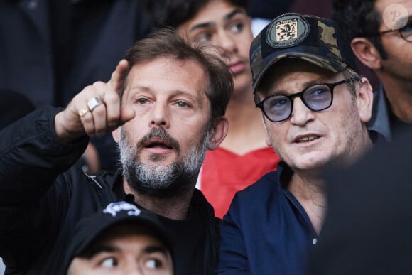 Nicolas Duvauchelle et Benoît Magimel - Célébrités dans les tribunes de la demi-finale retour de Ligue des champions entre le PSG face au Borussia Dortmund (0-1) au Parc des Princes à Paris le 7 mai 2024. © Cyril Moreau/Bestimage