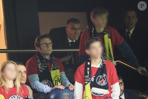 Laurent Macron et son fils - Célébrités dans les tribunes de la demi-finale retour de Ligue des champions entre le PSG face au Borussia Dortmund (0-1) au Parc des Princes à Paris le 7 mai 2024. © Cyril Moreau/Bestimage