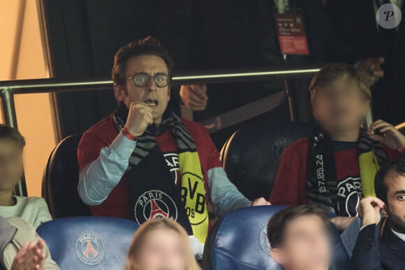 Laurent Macron et son fils - Célébrités dans les tribunes de la demi-finale retour de Ligue des champions entre le PSG face au Borussia Dortmund (0-1) au Parc des Princes à Paris le 7 mai 2024. © Cyril Moreau/Bestimage