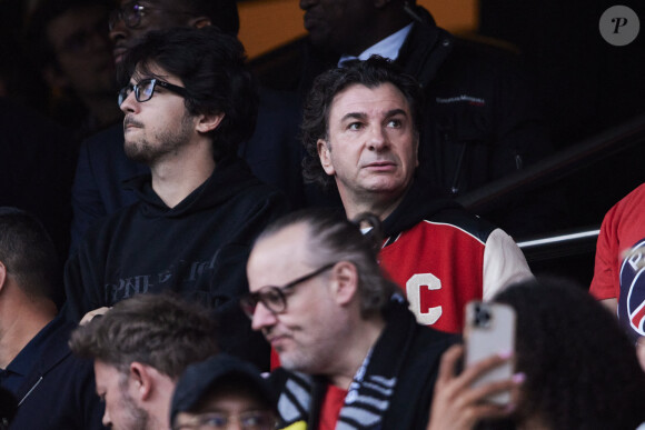 Michaël Youn et Sean Obispo - Célébrités dans les tribunes de la demi-finale retour de Ligue des champions entre le PSG face au Borussia Dortmund (0-1) au Parc des Princes à Paris le 7 mai 2024. © Cyril Moreau/Bestimage