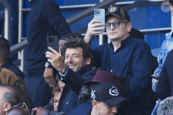 Patrick Bruel et Benoît Magimel - Célébrités dans les tribunes de la demi-finale retour de Ligue des champions entre le PSG face au Borussia Dortmund (0-1) au Parc des Princes à Paris le 7 mai 2024. © Cyril Moreau/Bestimage