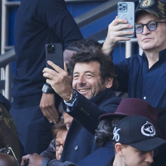 Patrick Bruel et Benoît Magimel - Célébrités dans les tribunes de la demi-finale retour de Ligue des champions entre le PSG face au Borussia Dortmund (0-1) au Parc des Princes à Paris le 7 mai 2024. © Cyril Moreau/Bestimage