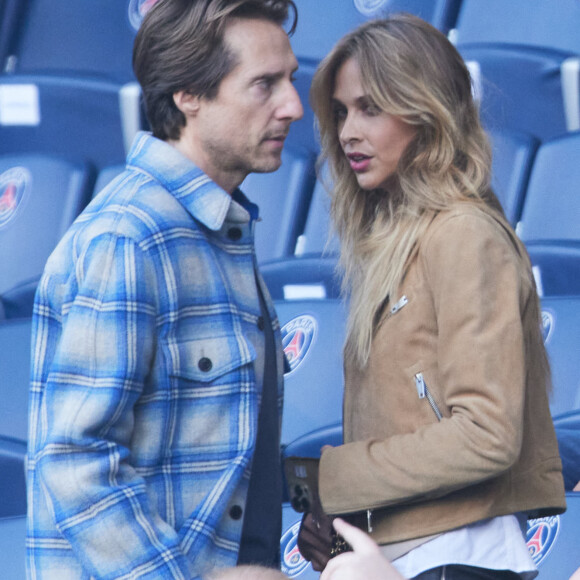 Mathieu Vergne et sa femme Ophélie Meunier - Célébrités dans les tribunes de la demi-finale retour de Ligue des champions entre le PSG face au Borussia Dortmund (0-1) au Parc des Princes à Paris le 7 mai 2024. © Cyril Moreau/Bestimage