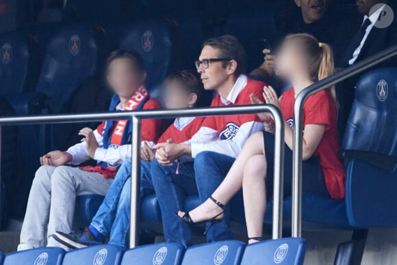 Non loin de Laurent, le fils de Brigitte Macron, Sébastien Auzière, est venu avec ses enfants.
Sébastien Auzière et ses enfants - Célébrités dans les tribunes de la demi-finale retour de Ligue des champions entre le PSG face au Borussia Dortmund (0-1) au Parc des Princes à Paris le 7 mai 2024. © Cyril Moreau/Bestimage