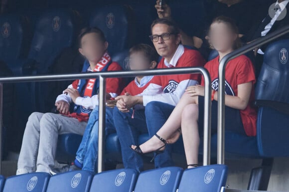 Sébastien Auzière et ses enfants - Célébrités dans les tribunes de la demi-finale retour de Ligue des champions entre le PSG face au Borussia Dortmund (0-1) au Parc des Princes à Paris le 7 mai 2024. © Cyril Moreau/Bestimage