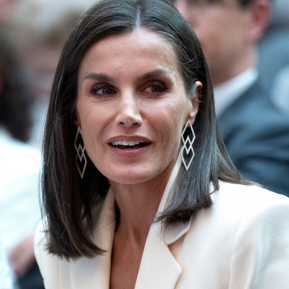 Côté look, elle portait une veste Mango issue de la collaboration avec Victoria Beckham à 160 euros ainsi que des boucles d'oreilles de la marque Barbara Goenagao.
Letizia à l'événement "El Barco de Vapor", Madrid, 7 mai 2024