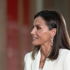 
Un style très bon marché qui ne lui a rien enlevé de son style et son élégance, bien au contraire !

Letizia à l'événement "El Barco de Vapor", Madrid, 7 mai 2024