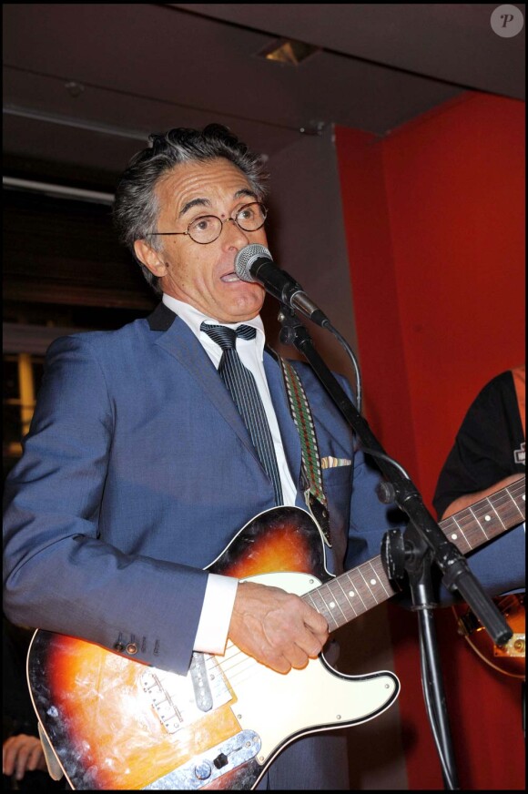 Gérard Holtz chante à l'occasion du prix Nomad's, à Paris, le 18 mars 2010 !