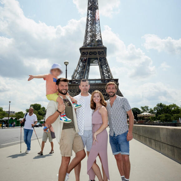 Exclusif - Christophe Beaugrand et son mari Ghislain ont invité à Paris Whitney, la mère porteuse de leur fils Valentin, et son mari Jacob pour une semaine en famille dans la capitale. Whitney et Jacob vivent dans une petite ville près de Las Vegas. Ils ont 33 ans tous les deux. Christophe, Ghislain, Whitney et Jacob sont toujours restés en contact depuis la naissance de Valentin en novembre 2019. Whitney et Jacob auraient dûs venir plus tôt mais l'épidémie de Covid-19 a retardé leur visite. Christophe et Ghislain les ont invité pour une semaine à leur domicile afin de retrouver Valentin en toute intimité. Ils vont aussi en profiter pour faire les guides touristiques avec au menu, tous les endroits mythiques de Paris : Tour Eiffel, Louvre, Sacré Coeur et même le château de Versailles. Le 21 juin 2023. © Cyril Moreau / Bestimage