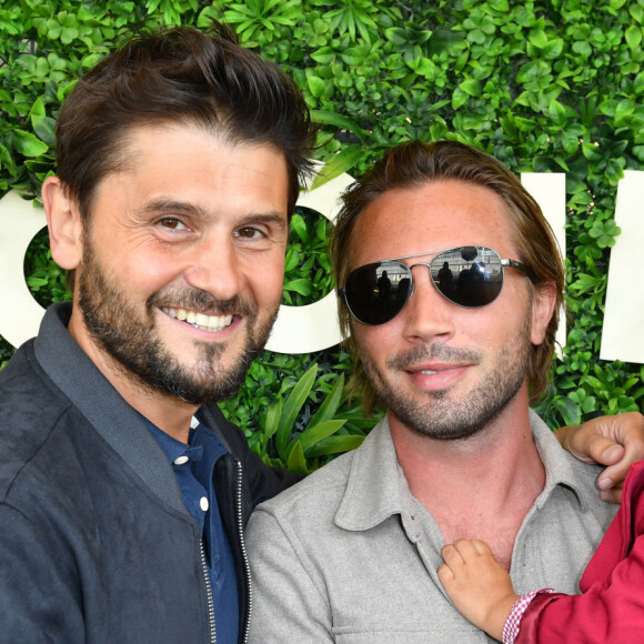 "Je n'accepte pas tout, mais disons qu'il y a peut-être un petit déficit d'autorité...", ajoute Christophe Beaugrand
 
Christophe Beaugrand, son mari Ghislain Gerin et leur fils Valentin - Soirée d'anniversaire des 5 ans de la marque Joone, sur la péniche La Barge à Issy-les-Moulineaux. Paris, le 30 juin 2022 © Veeren / Bestimage